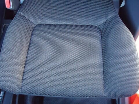 車内のシートに付着したカビをシートクリーニング