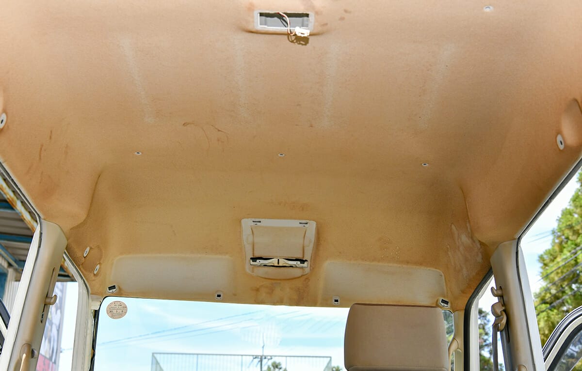 車のルームクリーニング 天井 ルーフ 浸透したヤニ汚れ ホットリンサーで温水洗浄 熊本市東区で特殊ルームクリーニング