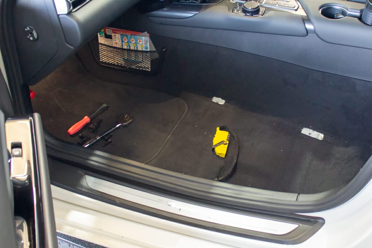 車内クリーニング　シートを付けたままでは洗浄できない部分を、業務用ホットリンサーで
丁寧に温水洗浄