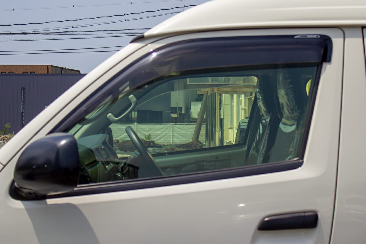 フロントガラス・運転席・助手席に透明遮熱フィルム貼り　イメージ写真