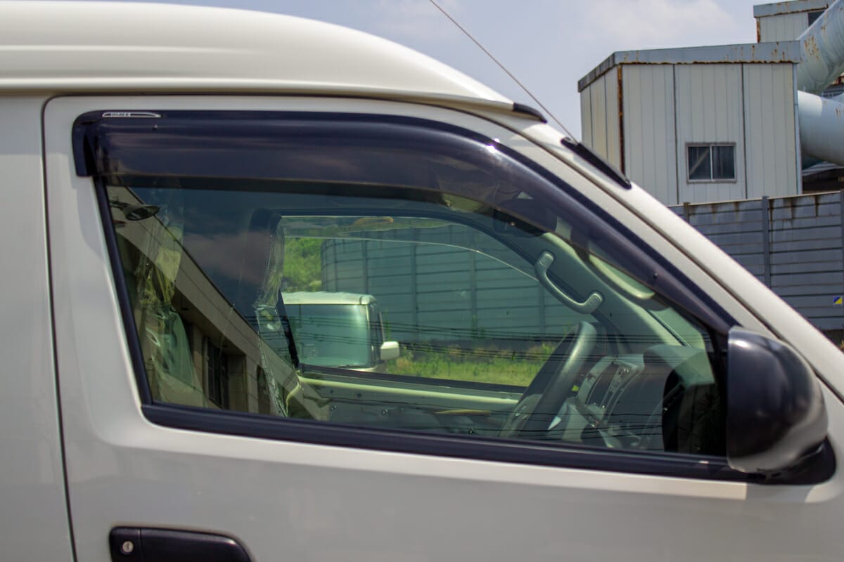 フロントガラス・運転席・助手席に透明遮熱フィルム貼り　イメージ写真